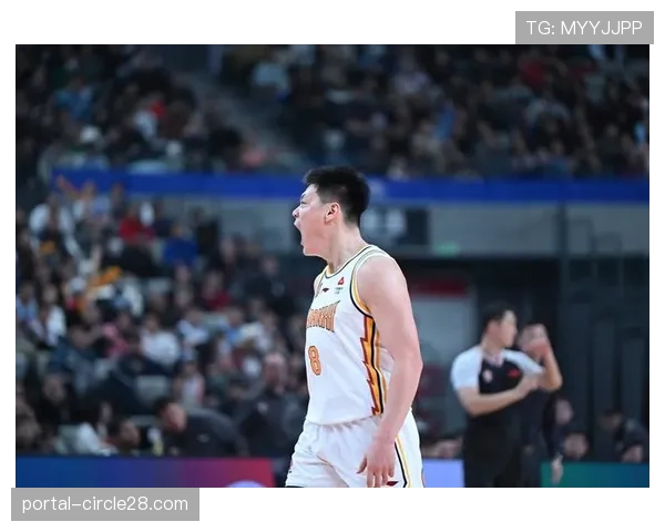 特写:比赛第85分钟,双方球员因体力透支在场上弯腰喘息 特写:比赛第85分钟,双方球员因体力透支在场上弯腰喘息