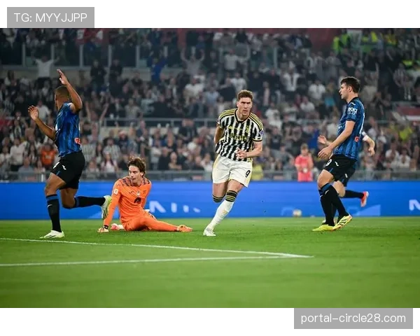 瞬间定格:弗拉霍维奇力压两人头球破门后,冲向角旗区模仿“打电话”庆祝 瞬间定格:弗拉霍维奇力压两人头球破门后,冲向角旗区模仿“打电话”庆祝