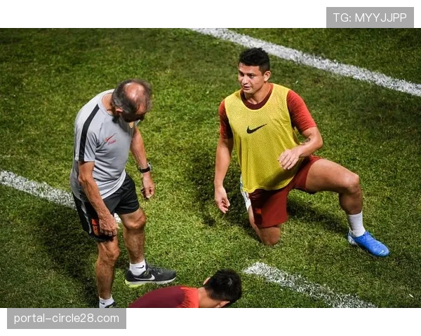 花絮:客场作战的飞马队球员在更衣室为小球迷庆祝生日 花絮:客场作战的飞马队球员在更衣室为小球迷庆祝生日